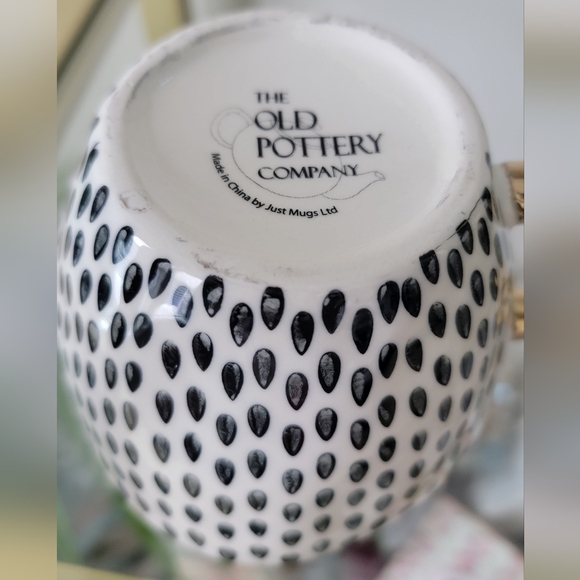 Old Pottery Company Black and White Teardrop Pattern Mug with Gold Handle - Picture 5 of 5